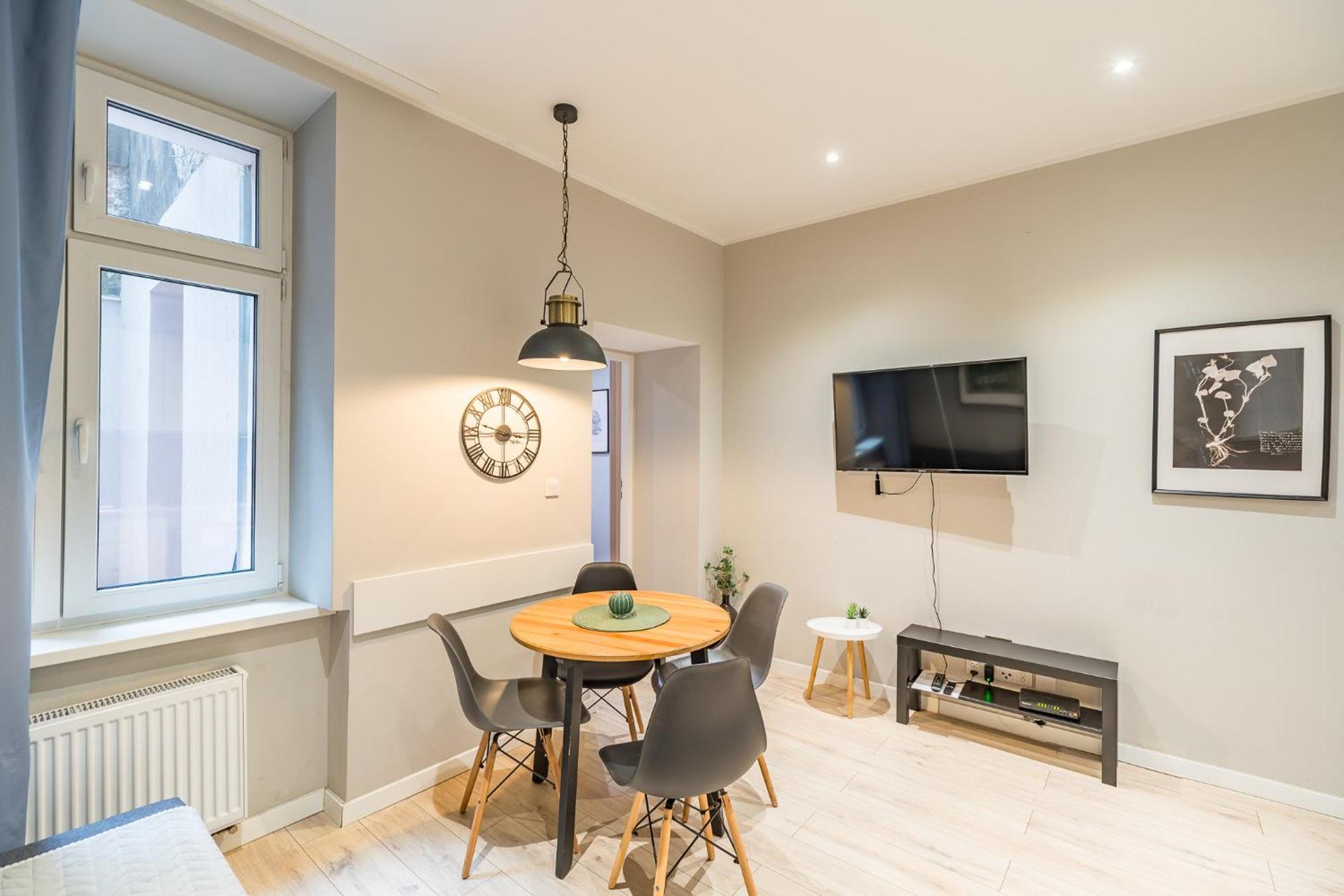 Apartment Starowislna - Balcony, Top Location, Tram & Train Nearby - By Rentujemy